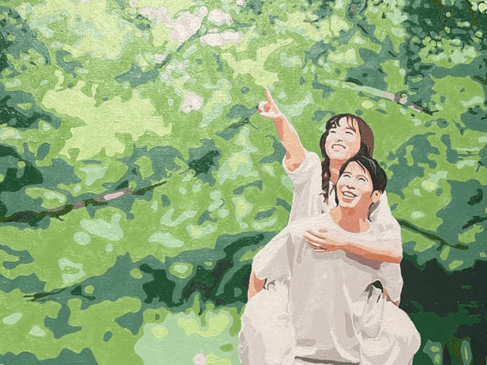 森の中でおんぶするふたりを描いた作品