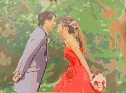 緑を背景にした新郎新婦を描いた作品