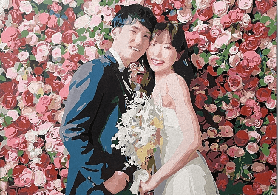 バラの花に囲まれた新郎新婦を描いた作品