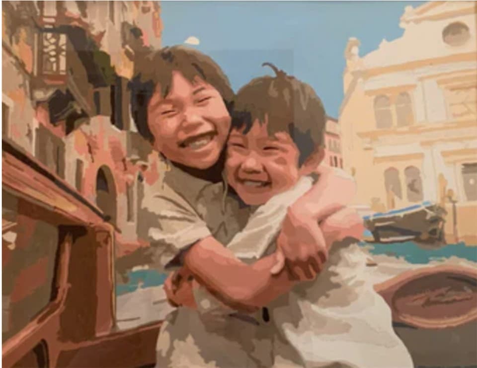 笑顔で寄り添う親子を描いた作品