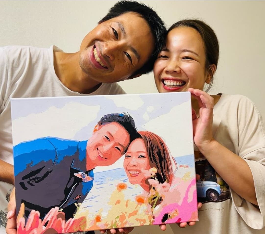 完成した作品を持つ柴田様ご夫妻