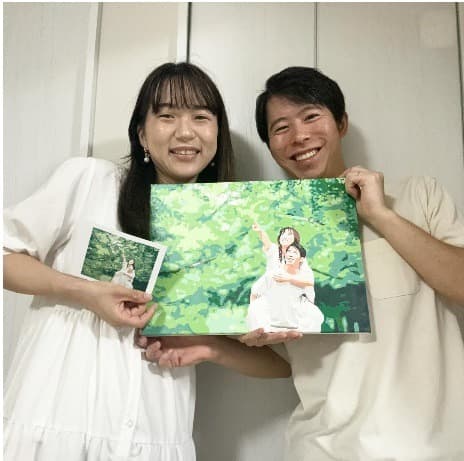 緑の中の一枚を持つW様ご夫妻