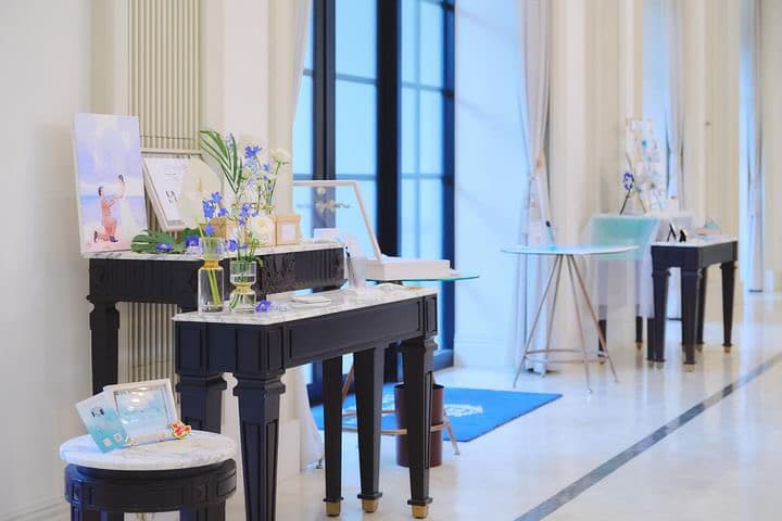 会場の入口テーブルに完成作品と花を飾ったウェルカムスペース