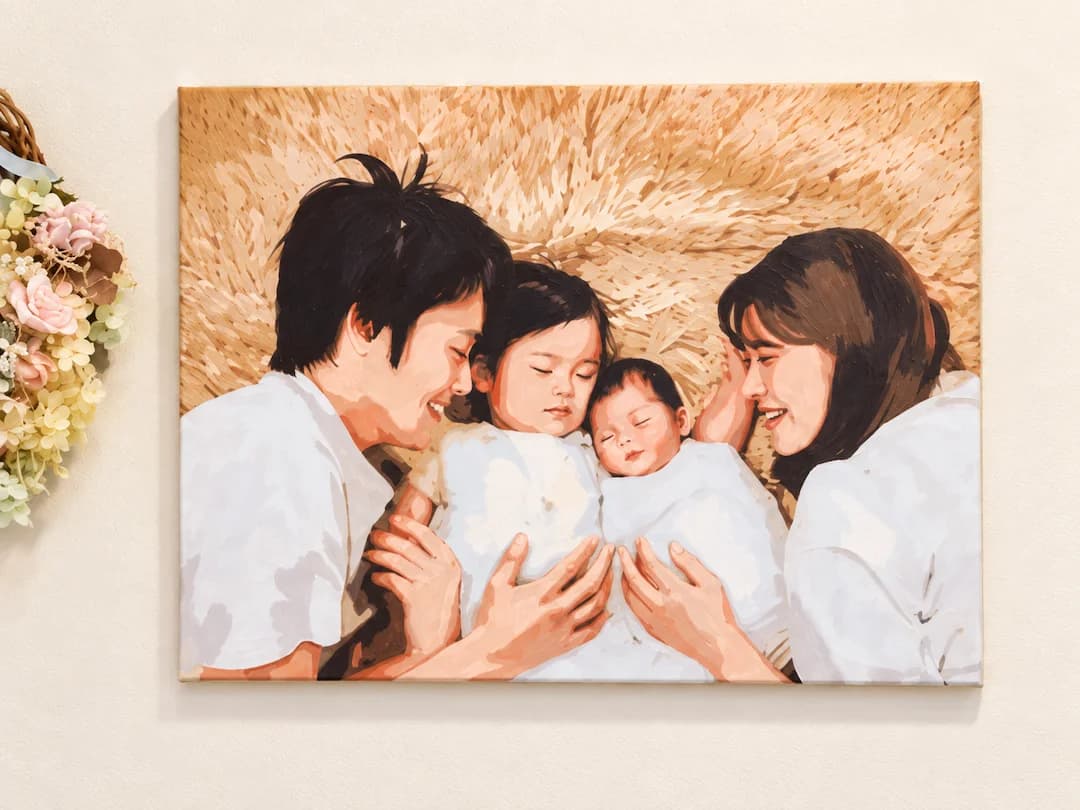 完成した家族の絵を壁に飾ったイメージ