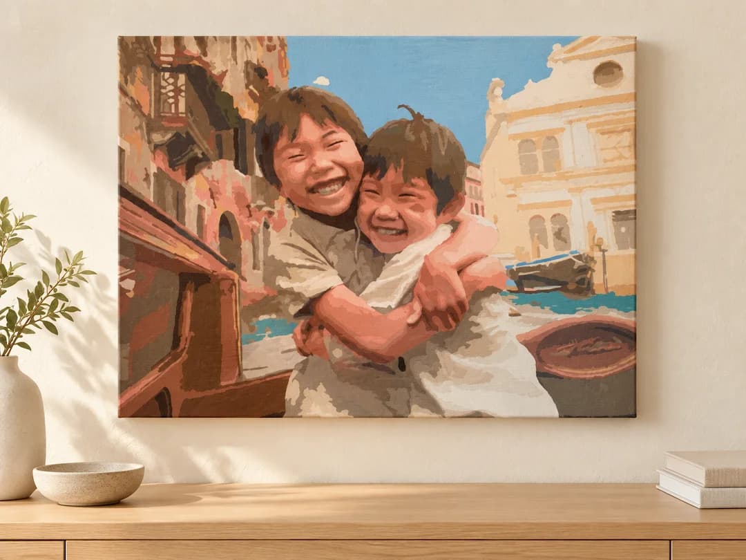 実際の完成作品をもとに、旅先の街並みと兄弟の絵を壁に飾った展示イメージ