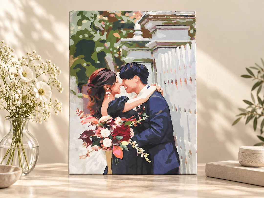 結婚写真の完成作品を、花と一緒に部屋の棚へ飾ったイメージ